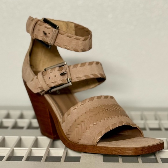 NWOB Vince Camuto Suraylin Truffle Taupe Heeled‎ Sandal - Picture 1 of 9